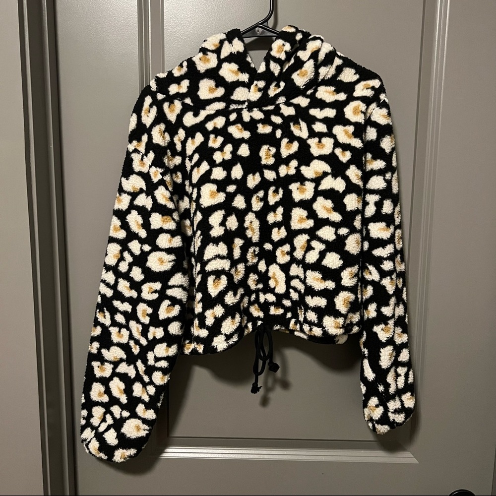 hooded cropped pullover